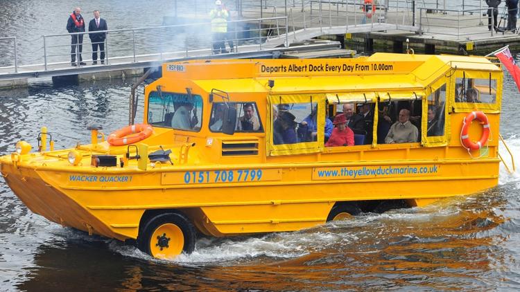 La reine d'Angleterre se promène en bus amphibie.