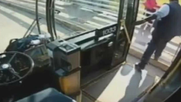 Le chauffeur de bus sauve une femme du suicide