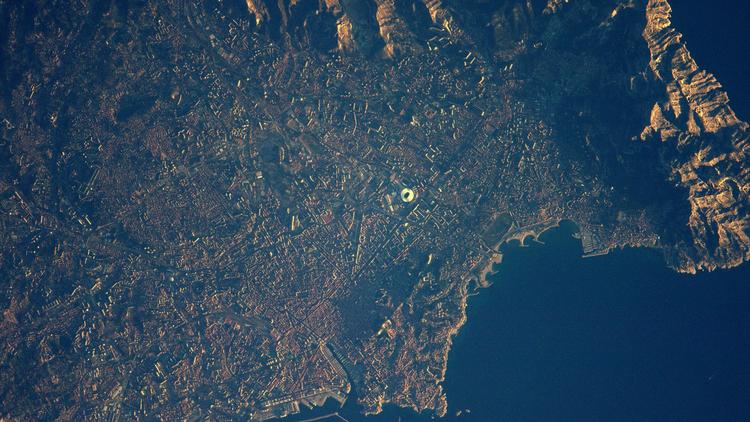 Le Stade Vélodrome et Marseille vus depuis la Station spatiale internationale 