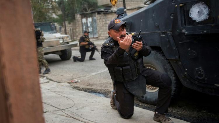 Un commandant des forces spéciales irakiennes et ses hommes sous le feu de l'EI dans un faubourg de Mossoul, le 16 novembre 2016 [Odd ANDERSEN / AFP/Archives]