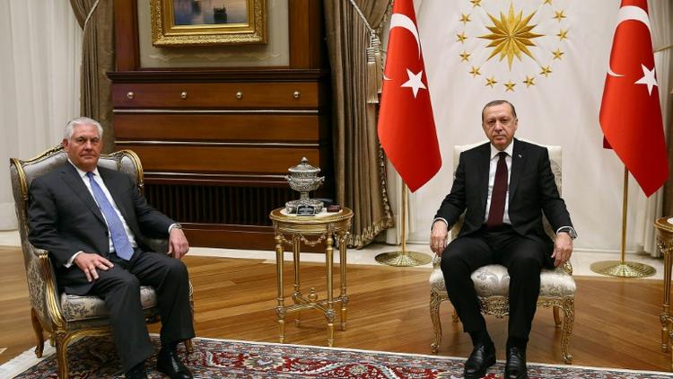 Une photographie fournie par les services de presse de la présidence turque, montrant Recep Tayyip Erdogan (D), au côté du chef de la diplomatie américaine Rex Tillerson, à Ankara, le 15 février 2018 [KAYHAN OZER / TURKISH PRESIDENTIAL PRESS SERVICE/AFP]