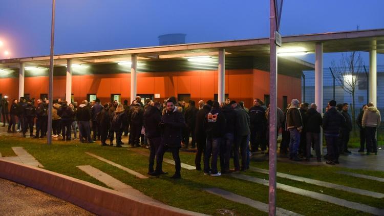 Des gardiens de prison manifestent devant le centre pénitentiaire de Vendin-le-Vieil, dans le Pas-de-Calais, le 12 janvier 2018 [DENIS CHARLET / AFP]