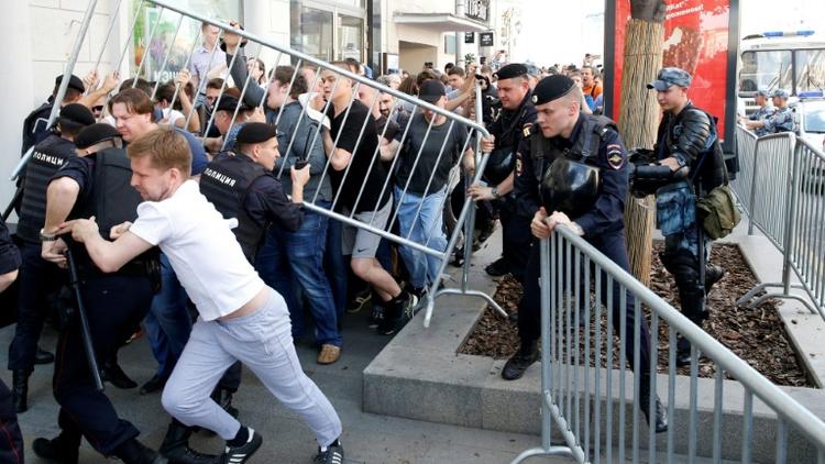 Des manifestants affrontent les forces de l'ordre, le 27 juillet 2019 dans le centre de Moscou [Maxim ZMEYEV / AFP/Archives]