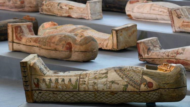 Des sarcophages en bois découverts à Saqqara, dévoilés lors d'une cérémonie le 14 novembre 2020 [Ahmed HASAN / AFP]