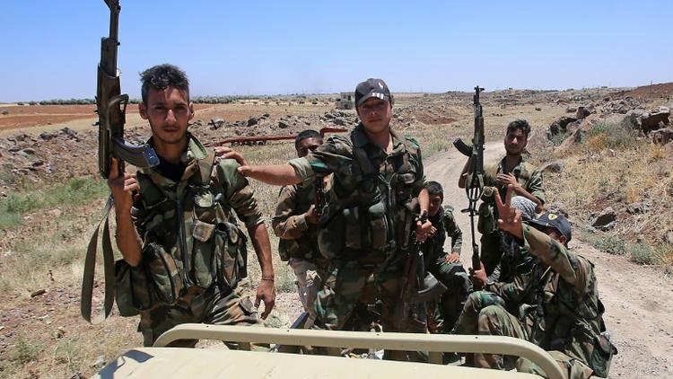 Des combattants prorégime en Syrie à bord d'un pick-up durant une tournée guidée dans le village al-Soura, dans la province de Deraa (sud), le 29 juin 2018  [Youssef KARWASHAN / AFP]