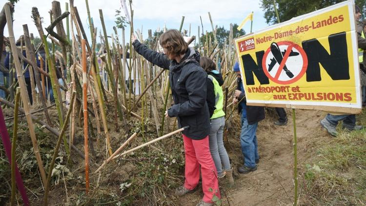 Des opposants à la construction de l'aéroport, le 8 octobre 2016 à Notre-Dame-des-Landes [JEAN-SEBASTIEN EVRARD / AFP]