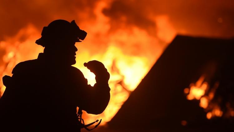Un pompier devant une maison incendiée à Oroville, en Californie, le 9 juillet 2017 [JOSH EDELSON / AFP]