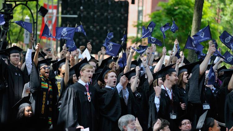 Des étudiants sont photographiés le 30 mai 2013 sur le campus de l'université de Harvard à Cambridge, dans le Massachusetts [Paul Marotta / Getty Images/AFP/Archives]