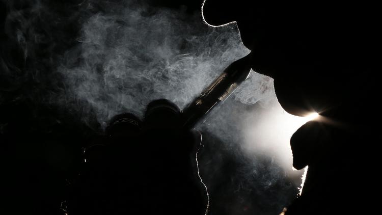 Le 12 septembre 2013, un fumeur de cigarette électronique à Paris [Franck Fife / AFP/Archives]