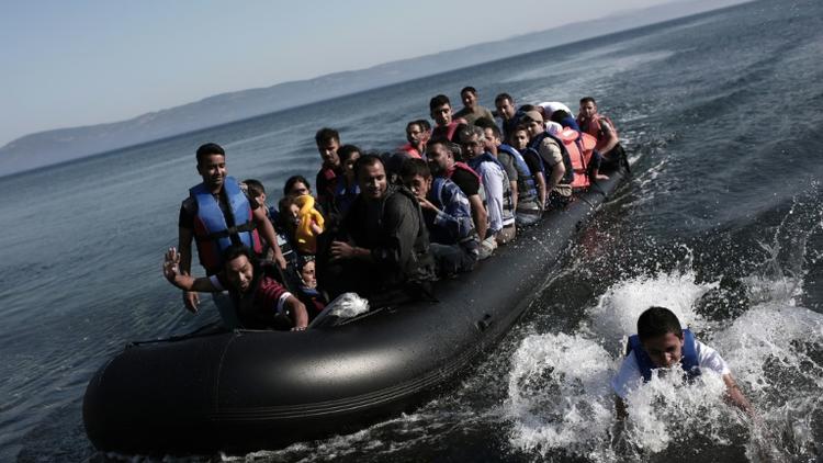Des migrants arrivent sur l'île grecque de Lesbos après une traversée depuis la Turquie à bord d'un bateau gonflable, le 4 septembre 2015 [ANGELOS TZORTZINIS / AFP/Archives]