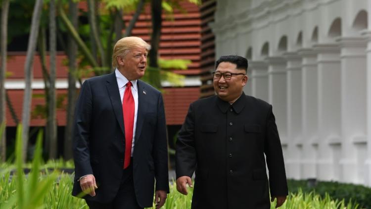 Le leader nord-coréen Kim Jong Un et le président américain Donald Trump à Singapour le 12 juin 2018 [SAUL LOEB / AFP]
