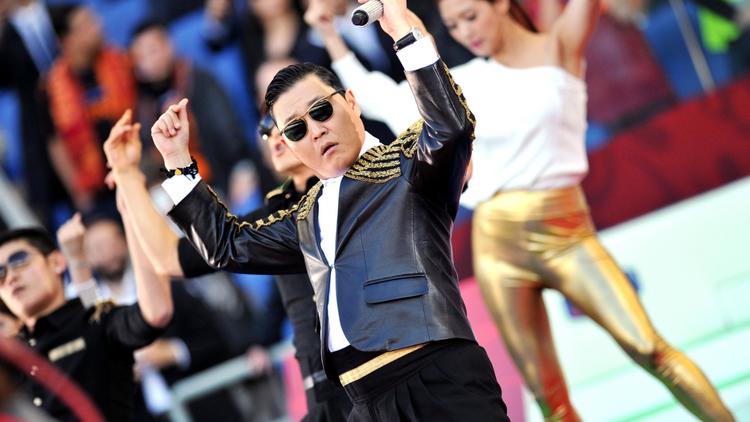 Le chanteur sud-coréen Psy se produit lors de la finale de la Coupe d'Italie de football le 26 mai 2013 à Rome [Tiziana Fabi / AFP/Archives]