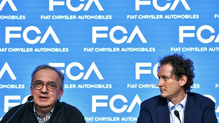 Sergio Marchionne (g), alors PDG du groupe Fiat Chrysler (FCA), aux côtés de John Elkann (d) lors d'une conférence de presse à Balocco, en Italie, le 1er juin 2018 [Piero CRUCIATTI / AFP]