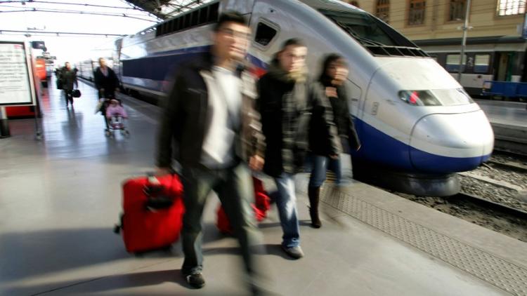 Des voyageurs à leur arrivée à la gare Saint-Charles à Marseille [GERARD JULIEN / AFP/Archives]