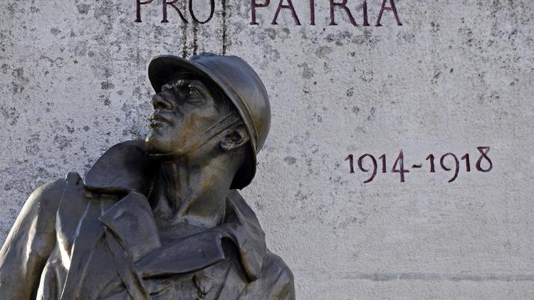 Photo d'une statue de bronze représentant un soldat de la première guerre mondiale, prise le 5 novembre 2009 devant le monument au morts de Jonzac (sud-ouest) [Jean-Pierre Muller / AFP/Archives]