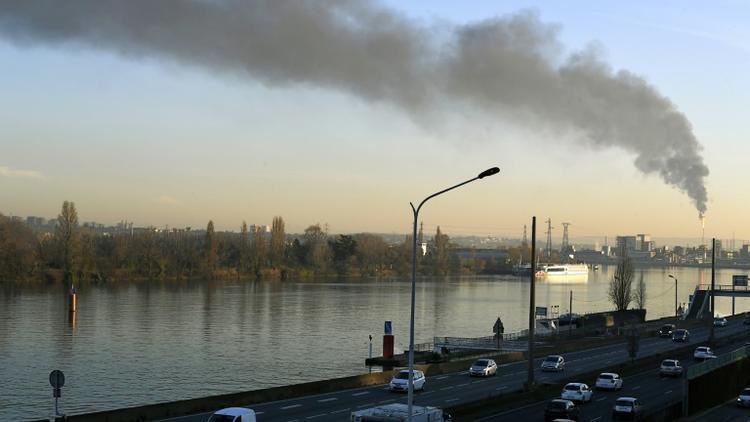 De la fumée s'échappe d'une raffinerie de pétrole à Lyon le 8 décembre 2016 [PHILIPPE DESMAZES / AFP]
