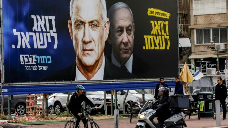 Une affiche à Ramat Gan, en Israël, montre Benny Gantz (à gauche) et Benjamin Netanyahu en mars 2020 [MENAHEM KAHANA / AFP]
