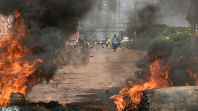 Des pneus en feu à Tampouy, dans la banlieue de Ouagadougou, lors d'une manifestation contre le projet de sortie de crise au Burkina Faso présenté par la médiation ouest-africaine, le 21 septembre 2015 [SIA KAMBOU / AFP]