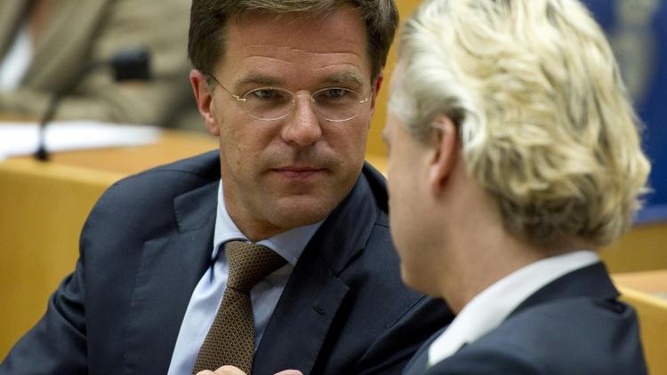 Le Premier ministre néerlandais et candidat aux législatives Mark Rutte (G) parle avec son rival d'aujourd'hui l'anti-islam Geert Wilders, le 7 septembre 2010 à La Haye au Parlement [VALERIE KUYPERS / ANP/AFP/Archives]