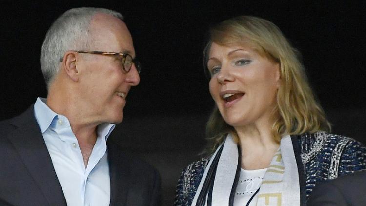 Le futur propriétaire de l'Olympique de Marseille Frank McCourt et  l'actuelle propriétaire Margarita Louis-Dreyfus, le 18 septembre 2016 au Vélodrome [BORIS HORVAT / AFP]