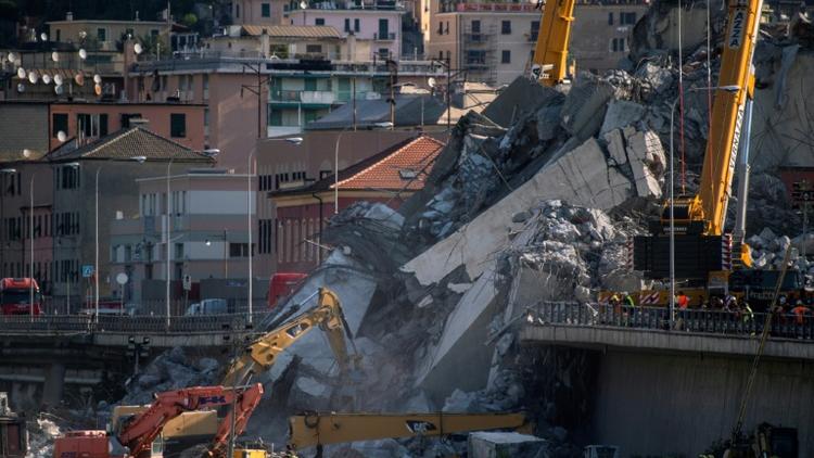 Les secours continuent de fouiller les décombres du viaduc effondré à Gênes, le 17 août 2018 [MARCO BERTORELLO / AFP]