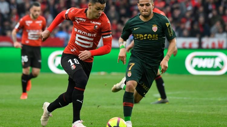 L'attaquant du Stade Rennais Hatem Ben Arfa (g) poursuivi par le milieu de Monaco Rony Lopes, le 1er mai 2019 à Rennes  [DAMIEN MEYER / AFP]