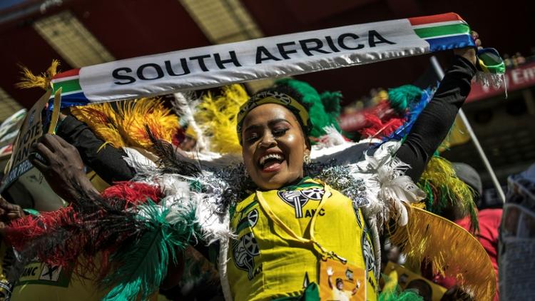 Une sympathisante de l'ANC pendant un meeting électoral à Johannesburg, le 5 mai 2019 [MARCO LONGARI / AFP]