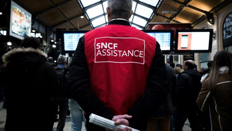 Un employé de la SNCF à la disposition des usagers gare Saint-Lazare à Paris, le 29 avril 2018 [Philippe LOPEZ / AFP/Archives]