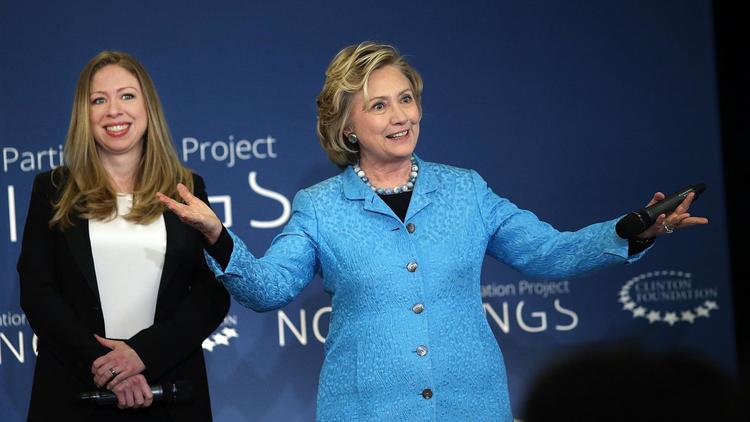 La secrétaire d'Etat américaine Hillary Rodham Clinton et sa fill Chelsea Clinton à un évènement de leur fondation à New York, le 17 avril 2014 [Spencer Platt / Getty Images/AFP]