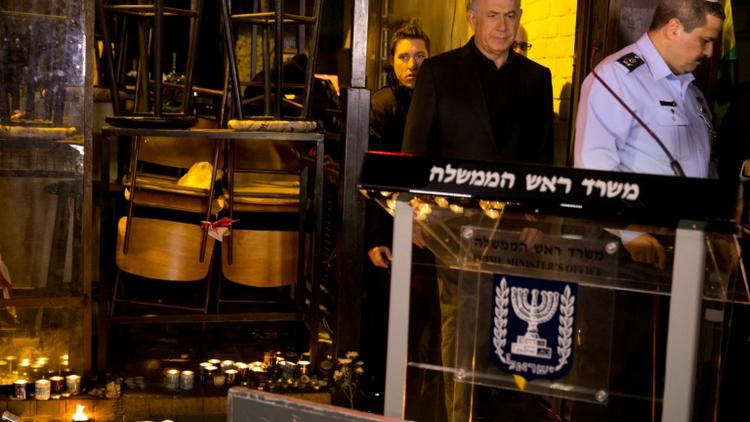 Le Premier ministre israélien Benjamin Netanyahu arrive sur le site d'une fusillade meurtrière à Tel Aviv, le 2 janvier 2016 [HEIDI LEVINE / POOL/AFP]