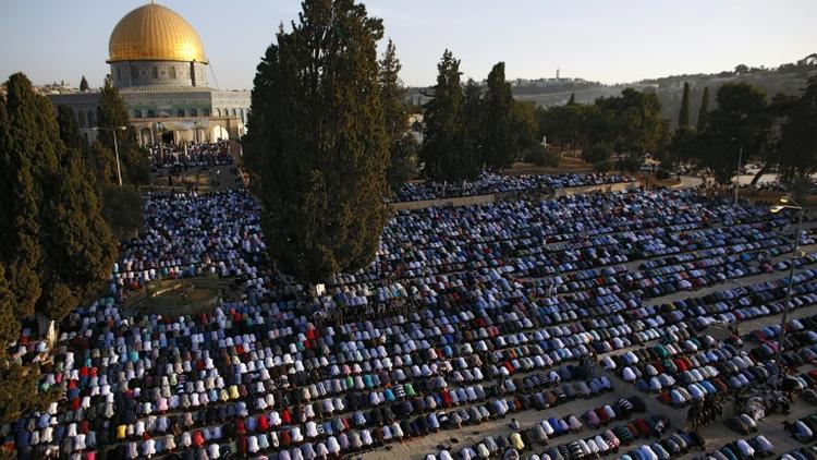 Des Palestiniens en prière sur l'esplanade des Mosquées le 24 septembre 2015 à Jérusalem [AHMAD GHARABLI / AFP/Archives]