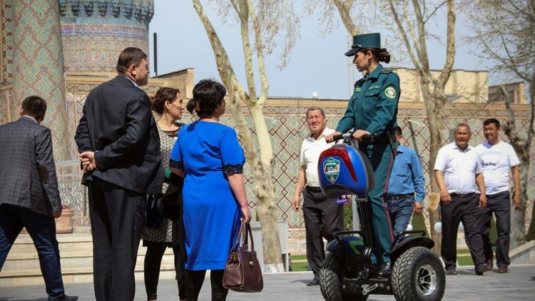 Fatima Rakhmatova, membre de la nouvelle «Police des touristes», se déplace en Segway et renseigne des visiteurs, le 28 mars 2018 à Samarcande, en Ouzbékistan [STR / AFP]
