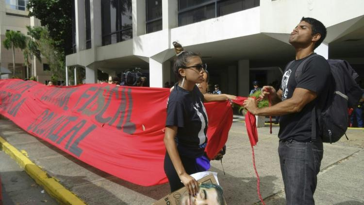 Des étudiants déroulent une banderole devant l'université de Porto Rico, à Porto Rico le 23 mai 2017 [ELODIE CUZIN / AFP/Archives]