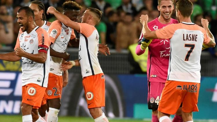 Les joueurs de Montpellier se congratulent après avoir battu  Saint-Etienne sur sa pelouse à Geoffroy-Guichard, le 20 octobre 2017 [JEAN-PHILIPPE KSIAZEK / AFP]