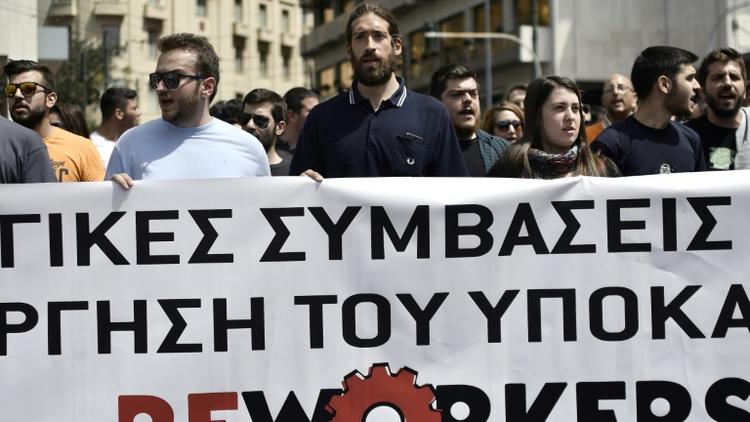 Des manifestants défilent lors d'une grève nationale de 24 heures contre de nouvelles mesures de rigueur en échange de la poursuite du versement de prêts internationaux, le 1er mai 2017 à Athènes [LOUISA GOULIAMAKI / AFP]
