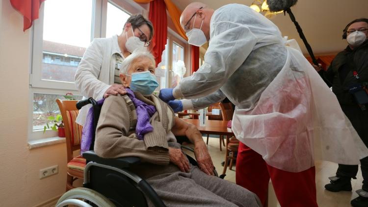 Edith Kwoizalla, 101 ans, reçoit la première dose de vaccin contre le coronavirus à Halberstadt, dans le nord de l'Allemagne le 26 décembre 2020. [Matthias Bein / dpa/AFP]