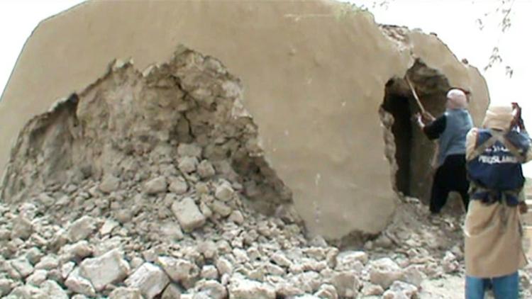 Capture d'écran d'une vidéo de jihadistes détruisant un ancien mausolée le 1er juillet 2012 à Tombouctou au Mal [Str / AFP]