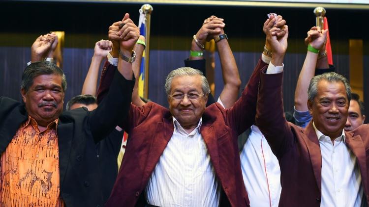L'ancien Premier ministre malaisien et leader de l'opposition, Mahathir Mohamad, célèbre sa victoire. Le 10 mai 2018 à Kuala Lumpur. [Manan VATSYAYANA / AFP]