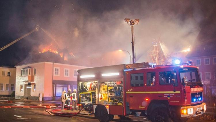 Les pompiers allemands tentent d'éteindre l'incendie qui a ravagé le 21 février 2016 un foyer pour migrants à Bautzen, près de Dresde, dans l'ancienne RDA [Rico Loeb / dpa/AFP]