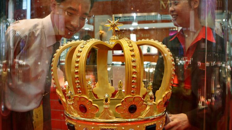 Une couronne en or présentée dans un salon à Shanghaï, le 10 mai 2006 [Mark Ralston / AFP/Archives]
