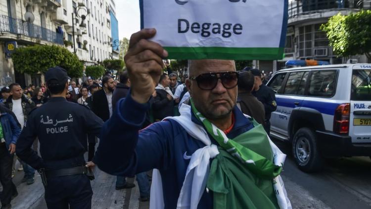 Un manifestant contre le "système" à Alger, le 10 avril 2019 [RYAD KRAMDI / AFP]