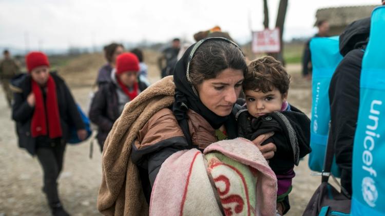 Des migrants irakiens sont refoulés à la frontière entre la Macédoine et la Grèce, faute de papiers d'identité valides, le 26 février 2016  [Robert ATANASOVSKI / AFP]