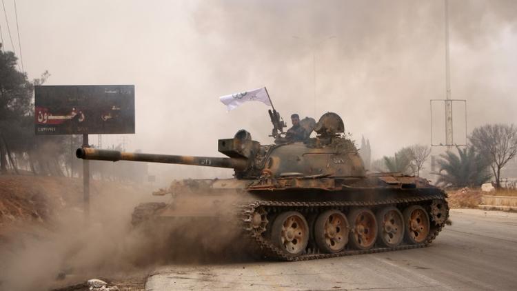 Des rebelles syriens se réclamant de l' Armée de la Conquête manoeuvrent un tank T-55 lors d'un assaut sur les forces pro-régime à Alep, le 28 octobre 2016 [Omar haj kadour / AFP]