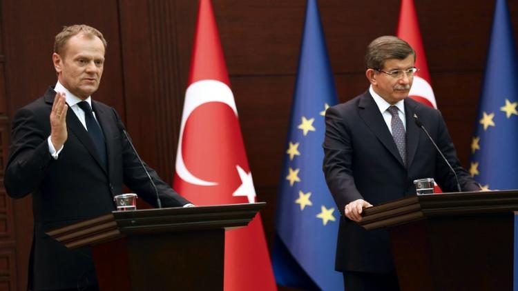 Le Premier ministre turc Ahmet Davutoglu (D) et le président du Conseil européen Donald Tusk (G) lors d'une conférence de presse après une réunion à Ankara le 3 mars 2016  [ADEM ALTAN / AFP]