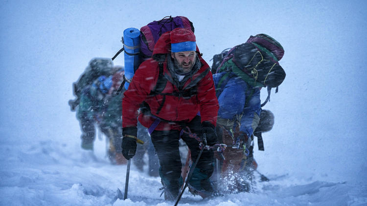 Le film de Baltasar Kormakur est tiré du récit "Tragédie à l'Everest" du journaliste et alpiniste Jon Krakauer qui a fait partie en mai 1996 de l'équipe de Rob Hall. 