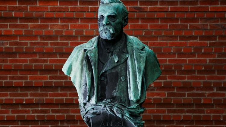 La statue d'Alfred Nobel à l'Insitut  Karolinska le 3 octobre 2011 à Stockholm [JONATHAN NACKSTRAND / AFP/Archives]