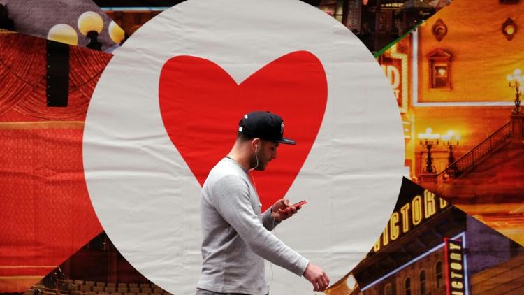 Un homme consulte son smartphone en marchant dans la rue, le 4 mars 2015 à New York [Jewel Samad / AFP/Archives]