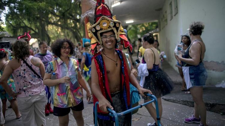 Des participants à la "Loucura Suburbana" (Folie Suburbaine) dansent dans la rue, le 20 février 2020 à Rio de Janeiro [MAURO PIMENTEL / AFP]