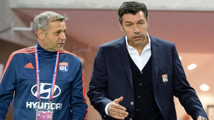 L'entraîneur de Lyon Hubert Fournier (d) et son adjoint Bruno Genesio, le 26 septembre 2015 à Bordeaux [NICOLAS TUCAT / AFP/Archives]