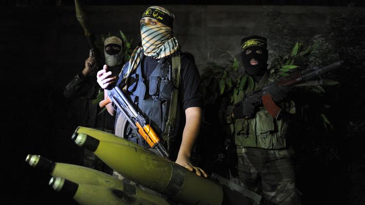 Des militants des Brigades Al-Qods, branche armée du mouvement radical palestinien Jihad islamique, exhibent des roquettes le 25 novembre 2012 dans la bande de Gaza [Kutup Dalgakiran / Sabah Gazetesi/AFP/Archives]